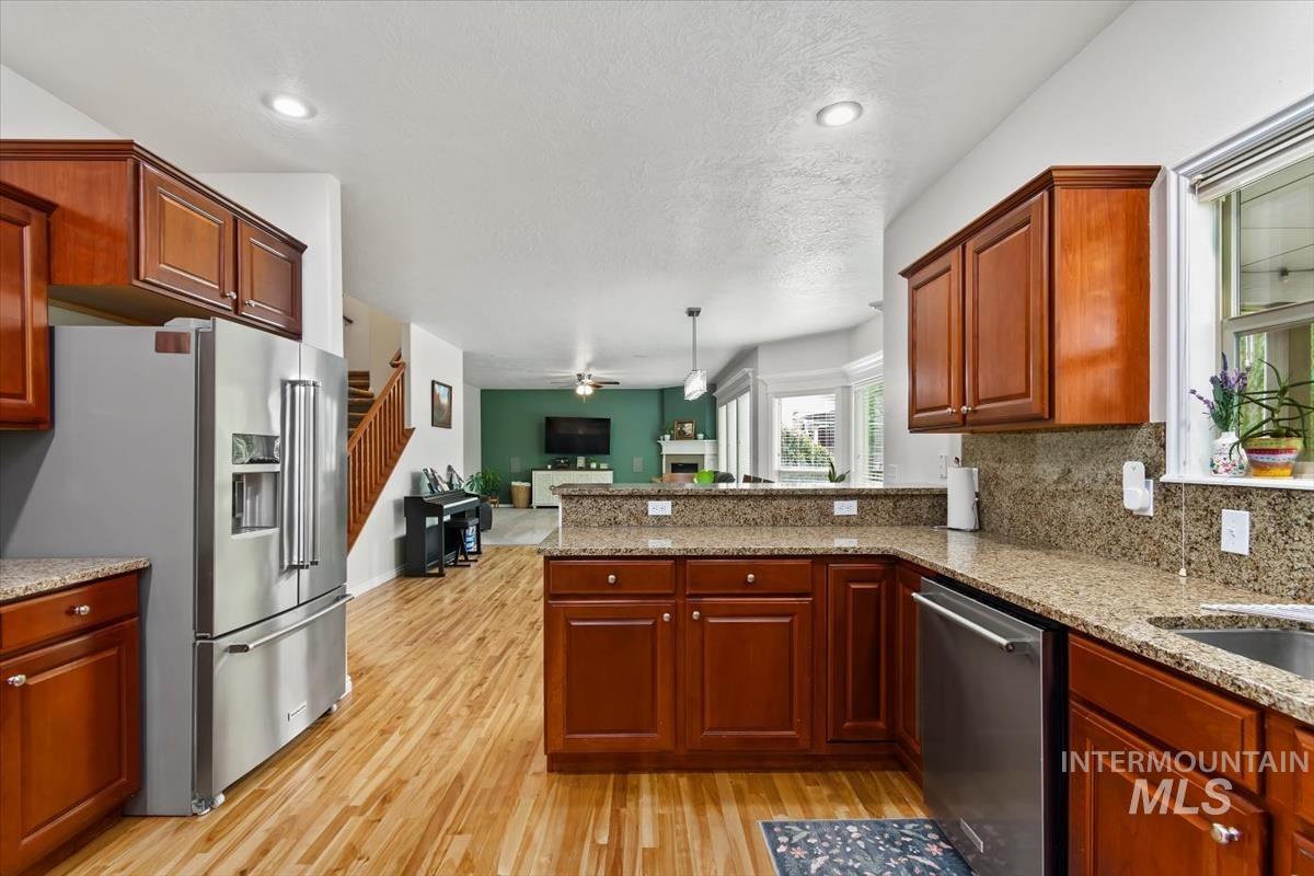 1039 E Redwall Ct., Meridian, Idaho 83646, 5 Bedrooms, 3.5 Bathrooms, Residential For Sale, Price $800,000,MLS 98989883