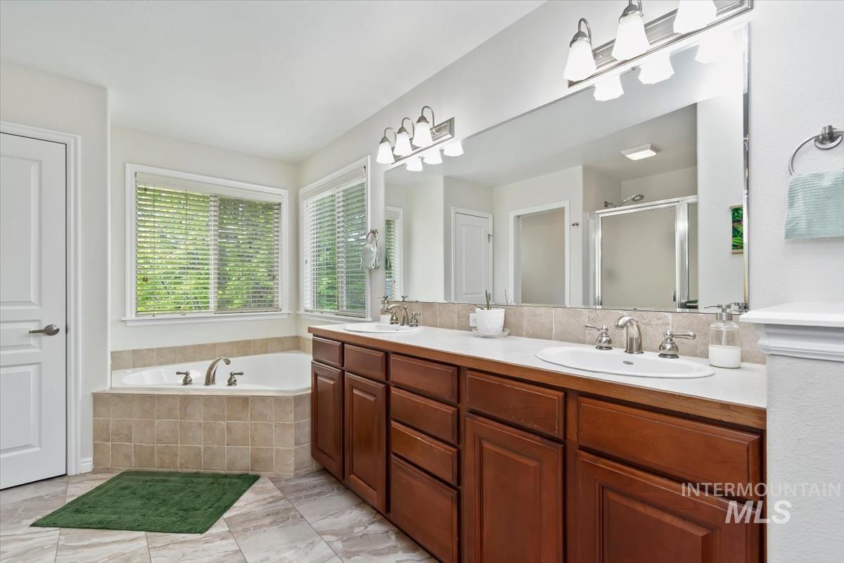 1039 E Redwall Ct., Meridian, Idaho 83646, 5 Bedrooms, 3.5 Bathrooms, Residential For Sale, Price $800,000,MLS 98989883