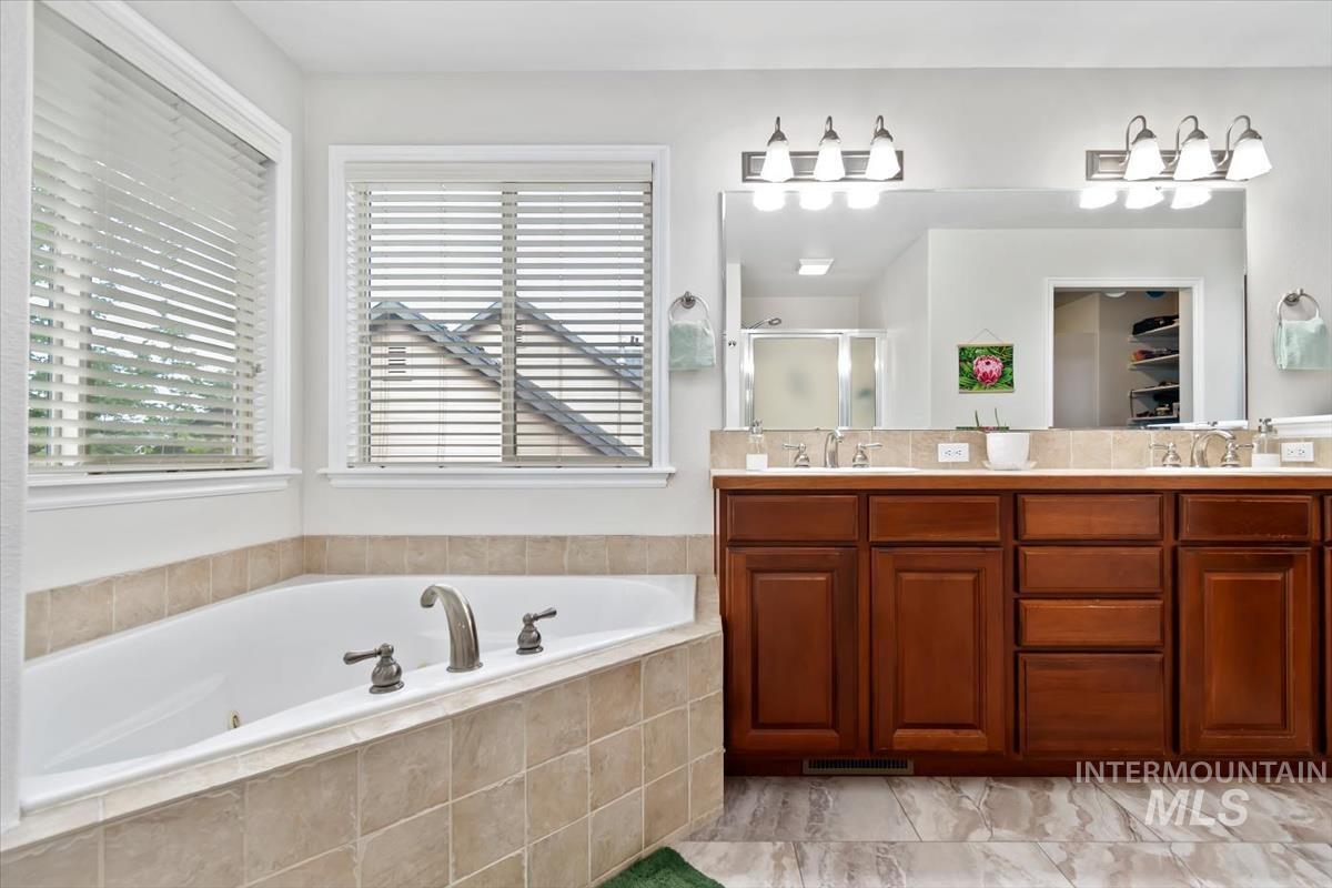 1039 E Redwall Ct., Meridian, Idaho 83646, 5 Bedrooms, 3.5 Bathrooms, Residential For Sale, Price $800,000,MLS 98989883