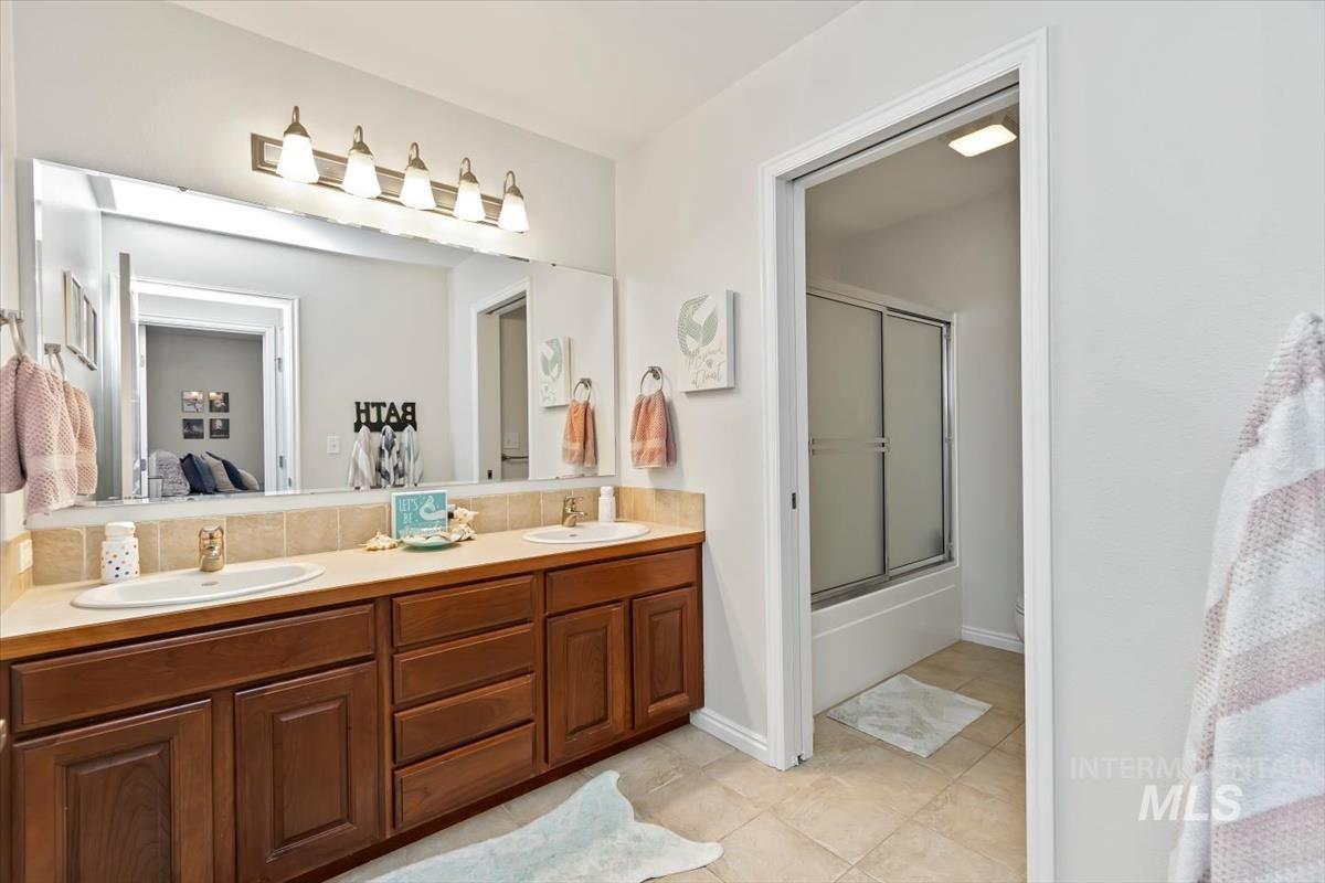 1039 E Redwall Ct., Meridian, Idaho 83646, 5 Bedrooms, 3.5 Bathrooms, Residential For Sale, Price $800,000,MLS 98989883