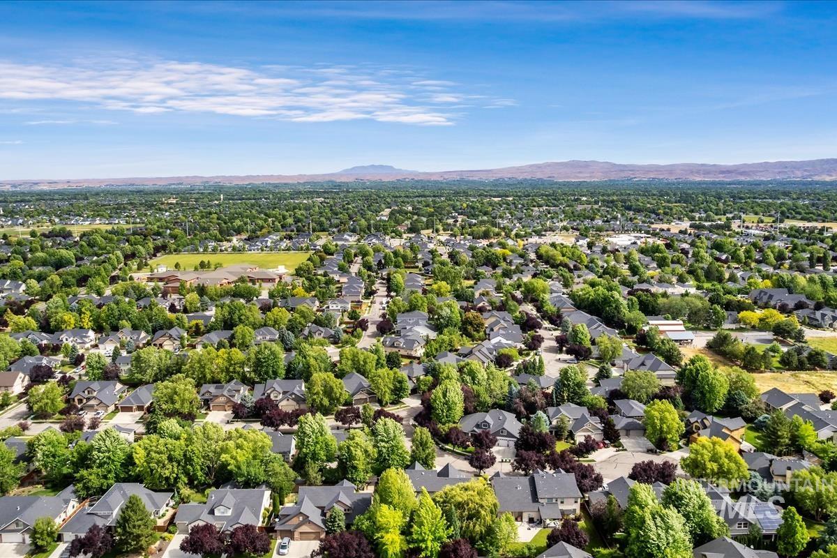 1039 E Redwall Ct., Meridian, Idaho 83646, 5 Bedrooms, 3.5 Bathrooms, Residential For Sale, Price $800,000,MLS 98989883