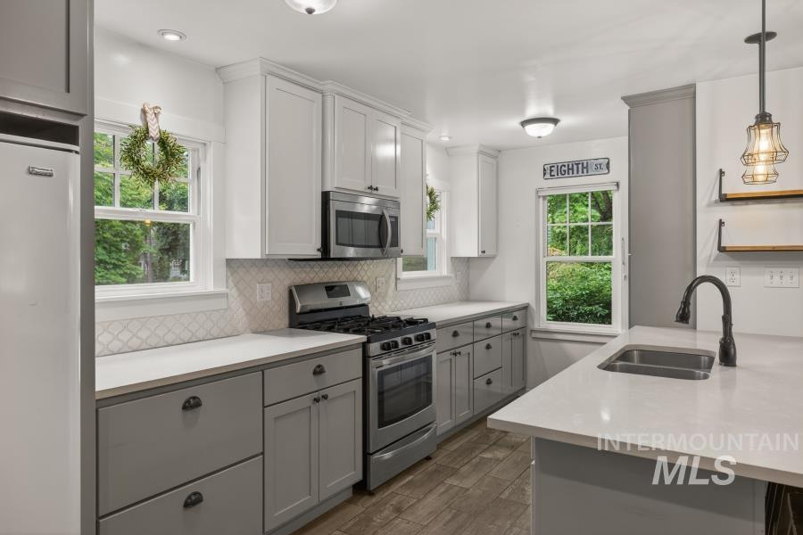 715 E 8th St, Moscow, Idaho 83843, 6 Bedrooms, 4 Bathrooms, Residential For Sale, Price $630,000,MLS 98989884