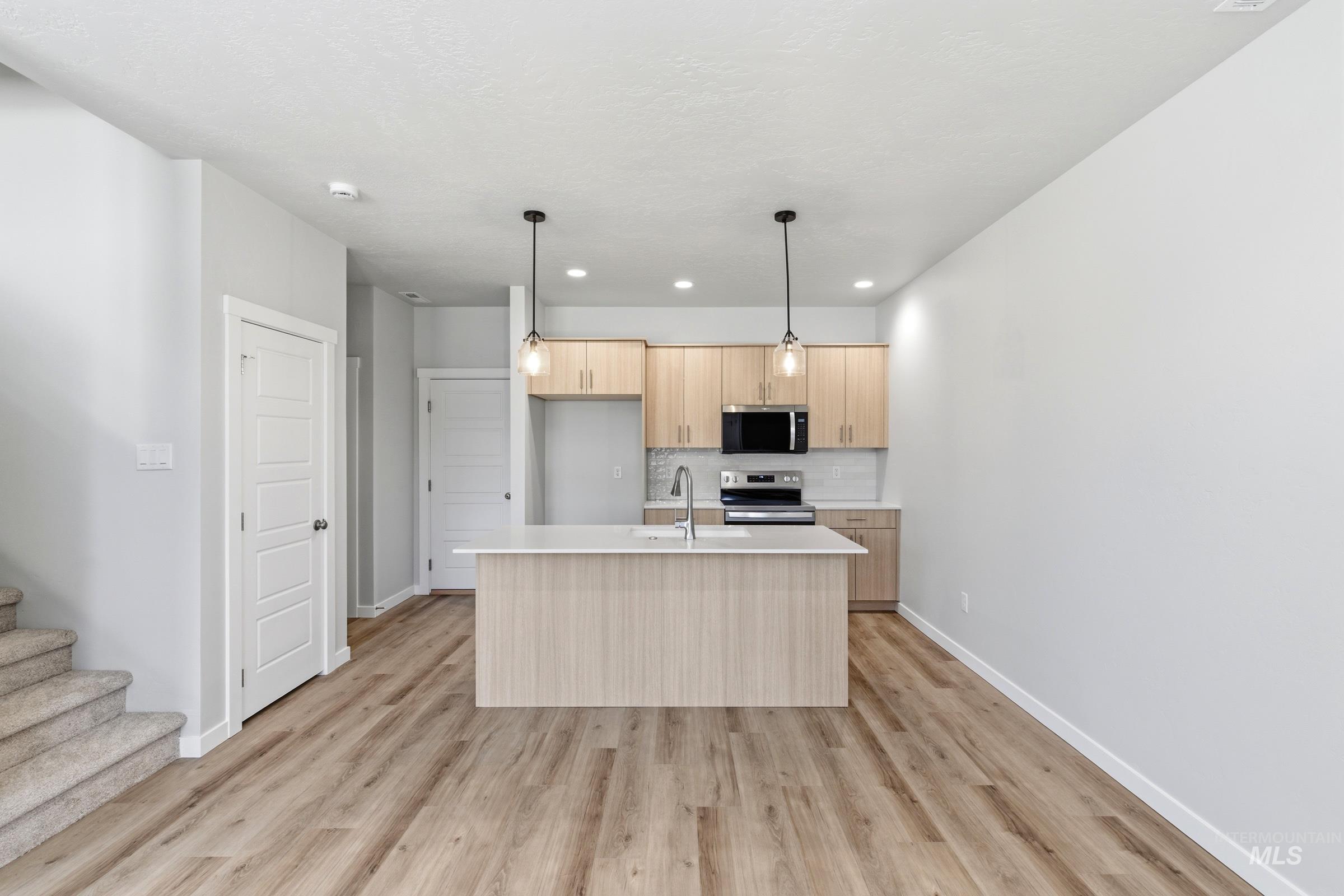6923 S Spindlebush Ave, Boise, Idaho 83709, 3 Bedrooms, 2.5 Bathrooms, Residential For Sale, Price $429,990,MLS 98989894