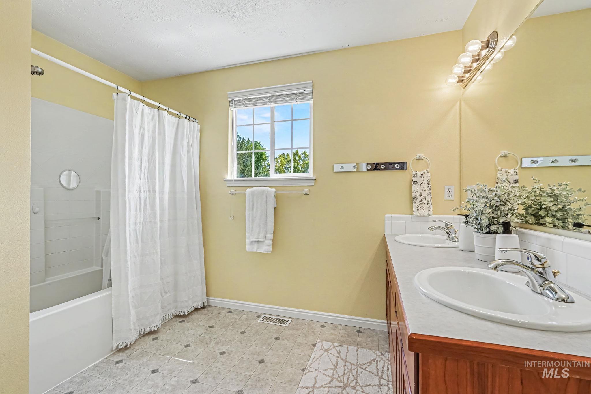 1969 S Wilde Creek Way, Boise, Idaho 83709, 5 Bedrooms, 3.5 Bathrooms, Residential For Sale, Price $799,000,MLS 98989906