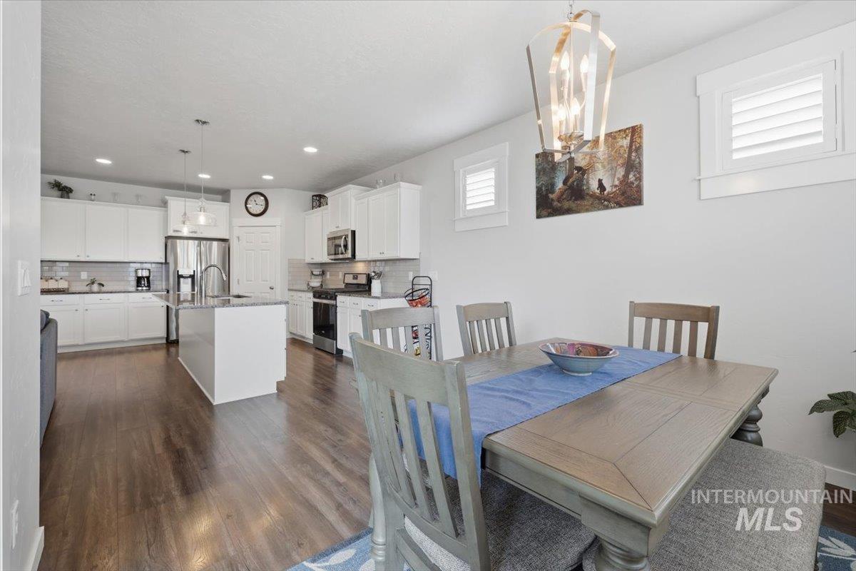 4157 S Lava Springs Loop, Nampa, Idaho 83686-7789, 3 Bedrooms, 2 Bathrooms, Residential For Sale, Price $519,900,MLS 98989909