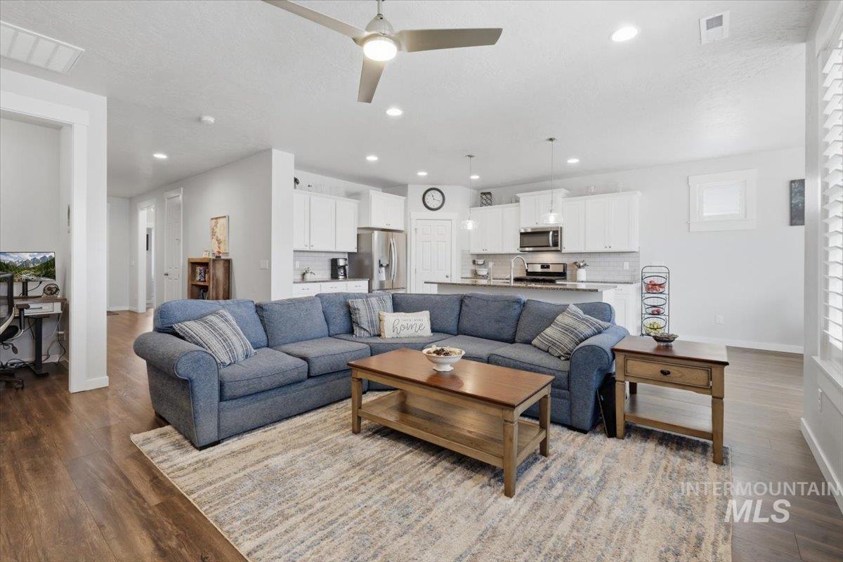4157 S Lava Springs Loop, Nampa, Idaho 83686-7789, 3 Bedrooms, 2 Bathrooms, Residential For Sale, Price $519,900,MLS 98989909