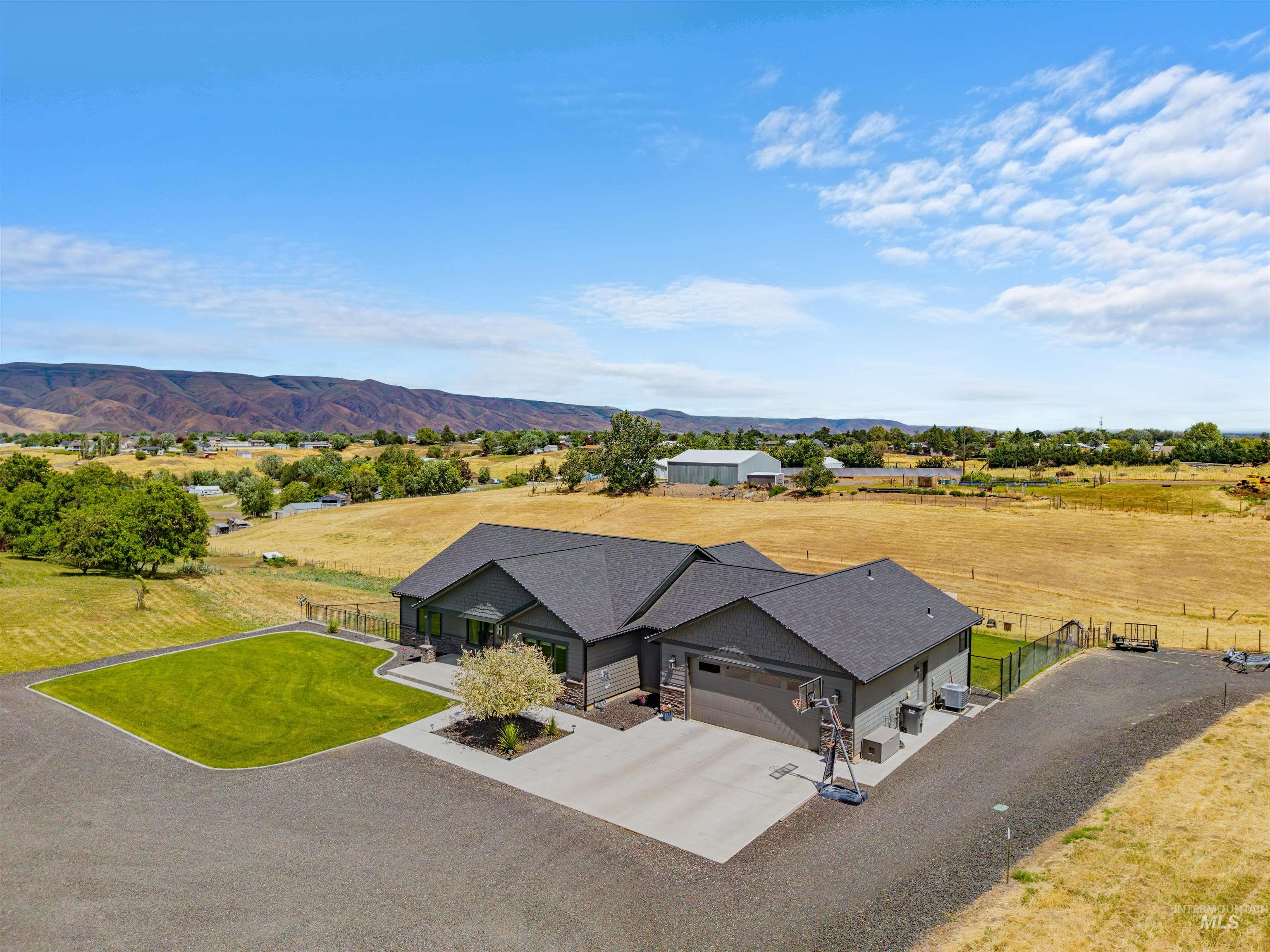 2581 26th St., Clarkston, Washington 99403, 4 Bedrooms, 2.5 Bathrooms, Residential For Sale, Price $865,000,MLS 98989926