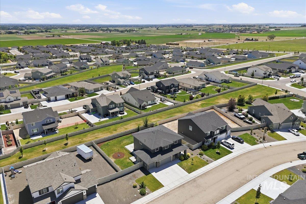 15208 Hanks Way, Caldwell, Idaho 83607, 4 Bedrooms, 2.5 Bathrooms, Residential For Sale, Price $545,000,MLS 98989944