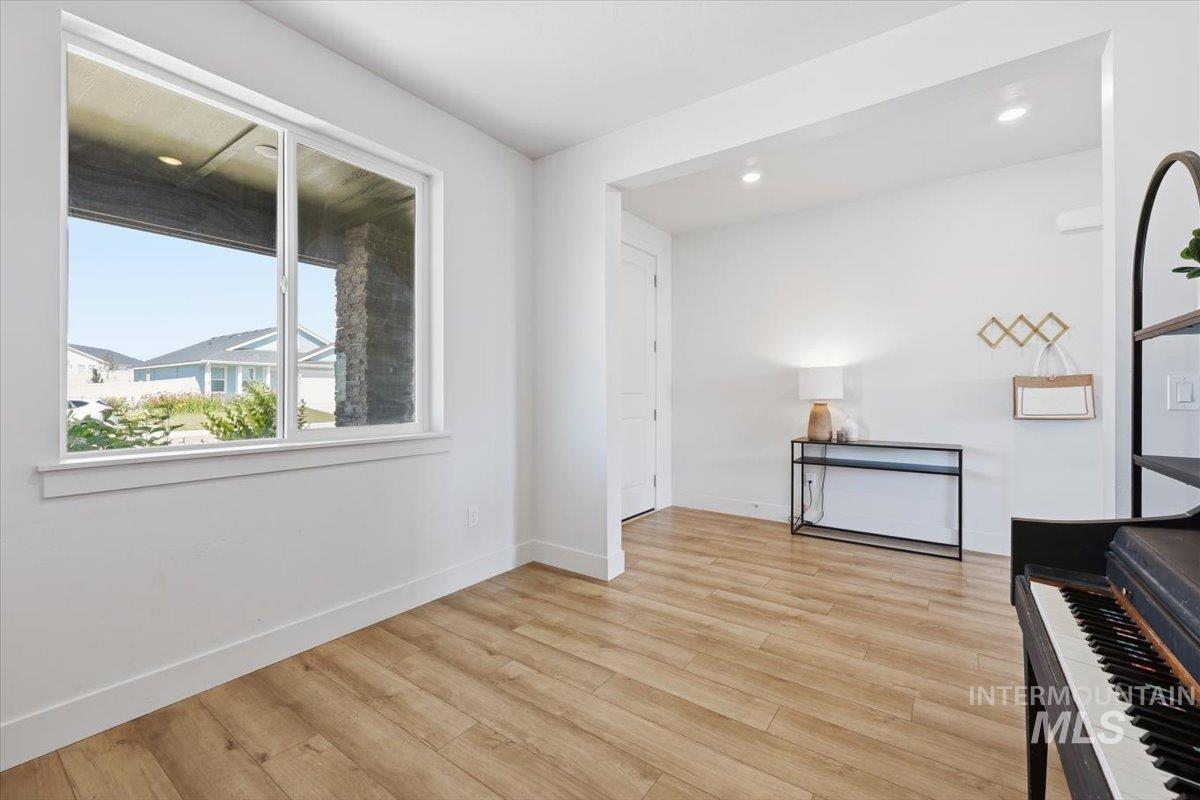 15208 Hanks Way, Caldwell, Idaho 83607, 4 Bedrooms, 2.5 Bathrooms, Residential For Sale, Price $545,000,MLS 98989944