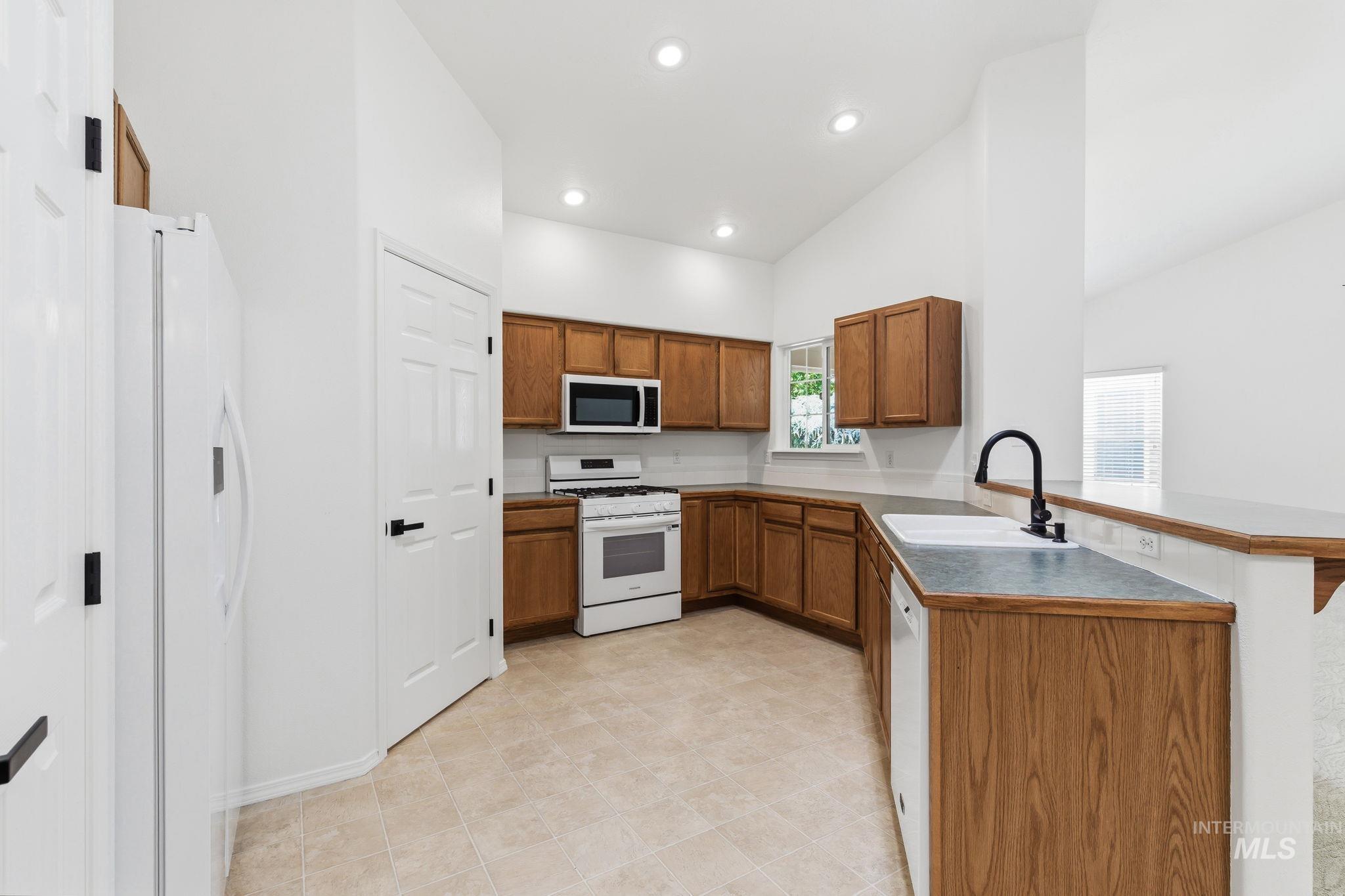 3277 W Fieldstream Ln., Meridian, Idaho 83646, 2 Bedrooms, 2 Bathrooms, Residential For Sale, Price $392,000,MLS 98989952