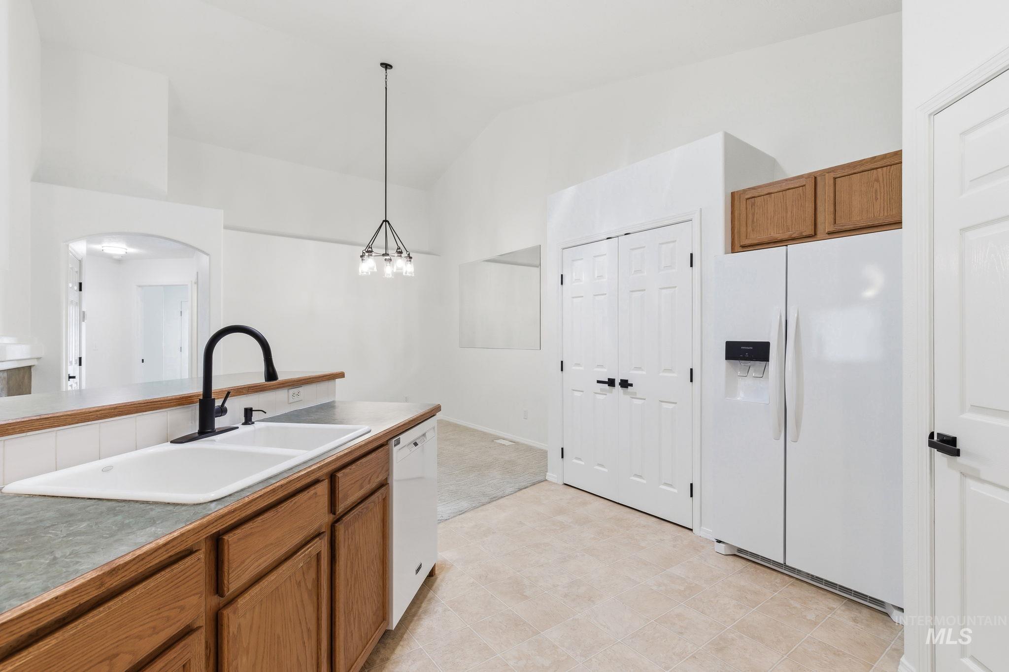 3277 W Fieldstream Ln., Meridian, Idaho 83646, 2 Bedrooms, 2 Bathrooms, Residential For Sale, Price $392,000,MLS 98989952