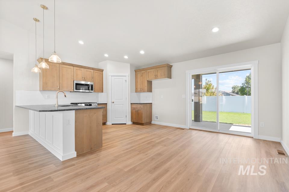 1370 Dawn St, Weiser, Idaho 83672, 4 Bedrooms, 2 Bathrooms, Residential For Sale, Price $371,799,MLS 98989956