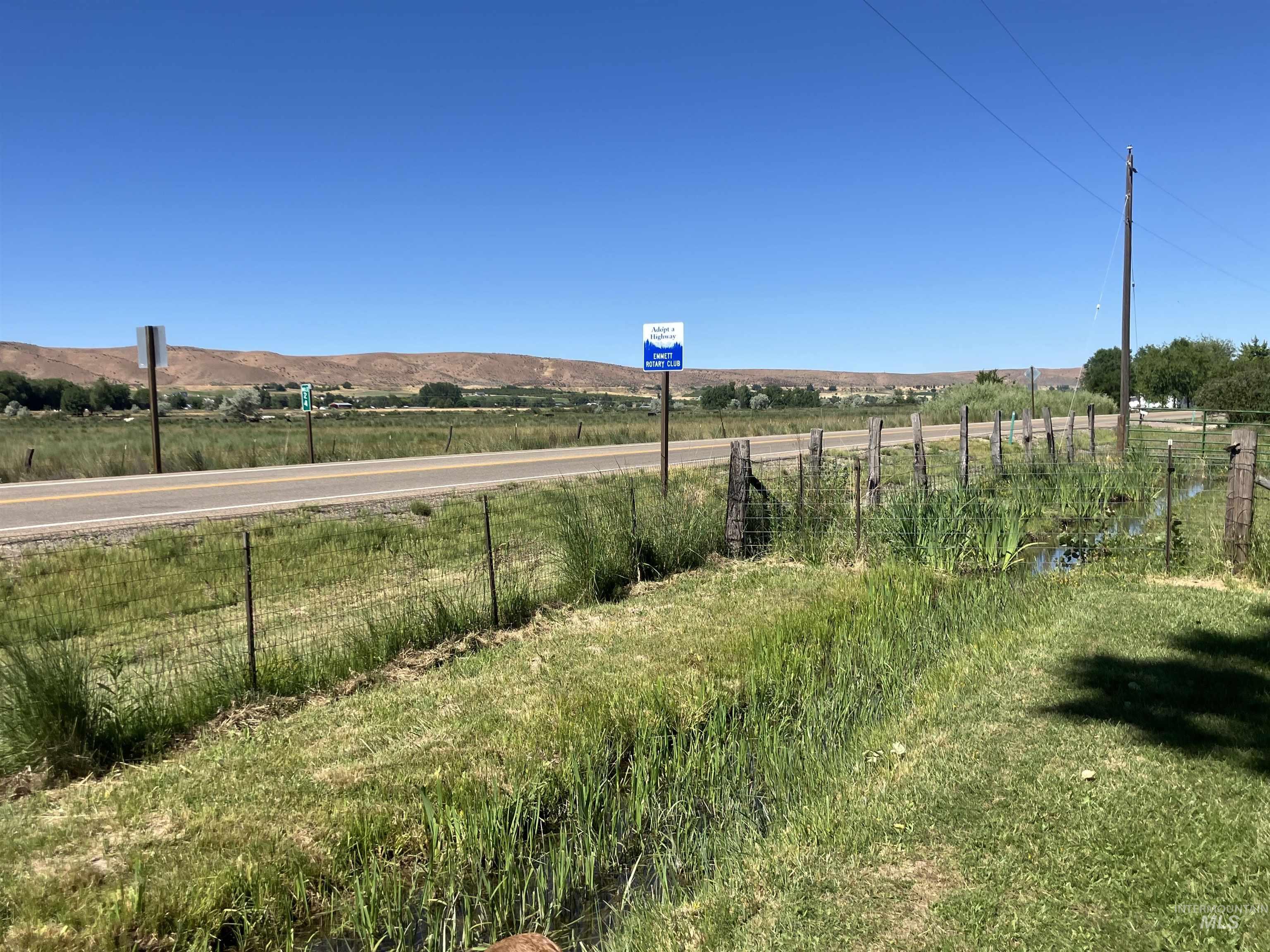 7002 W. Hwy 52, Emmett, Idaho 83617, 2 Bedrooms, 1 Bathroom, Residential For Sale, Price $575,000,MLS 98989966