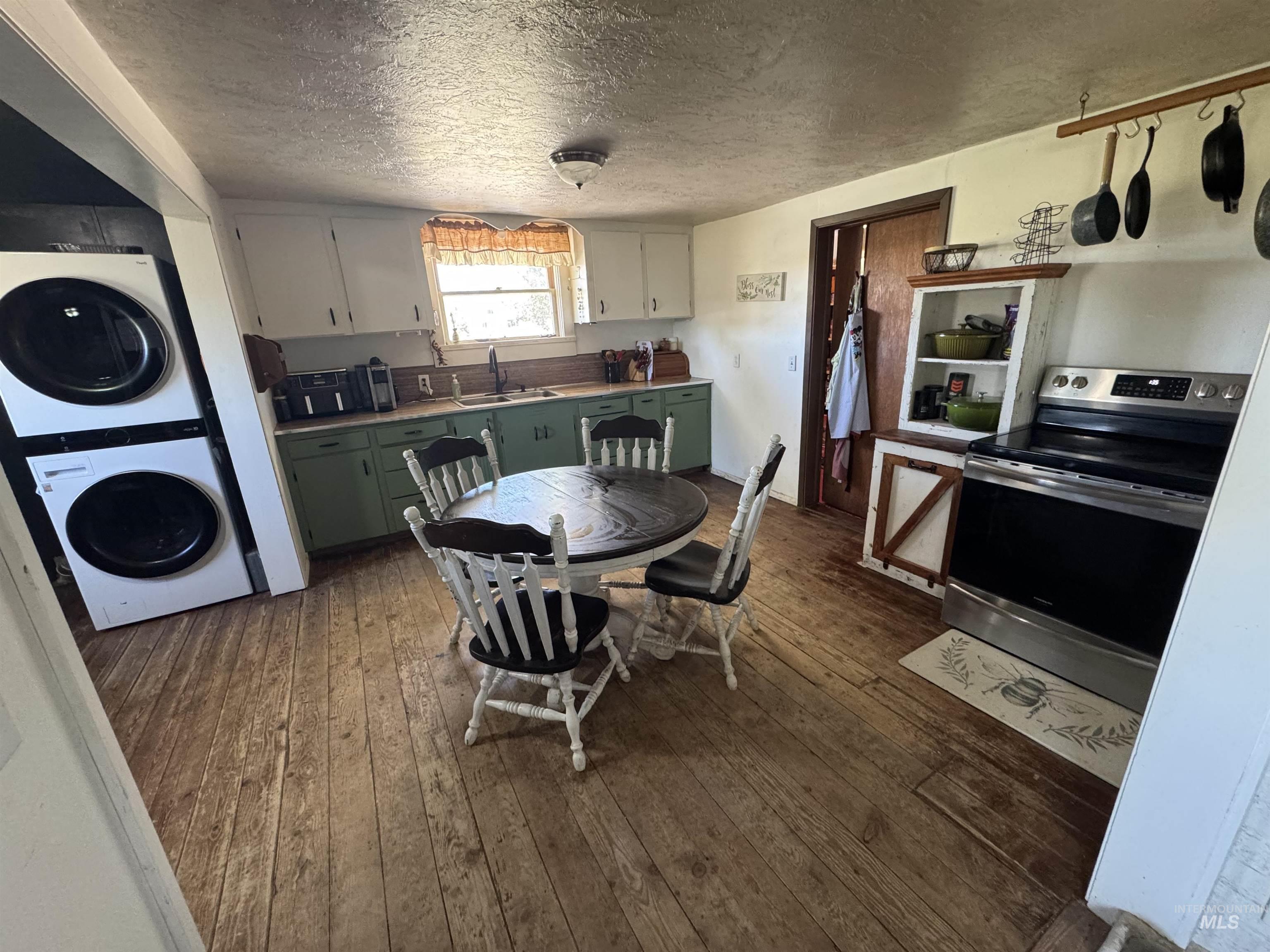 7002 W. Hwy 52, Emmett, Idaho 83617, 2 Bedrooms, 1 Bathroom, Residential For Sale, Price $575,000,MLS 98989966