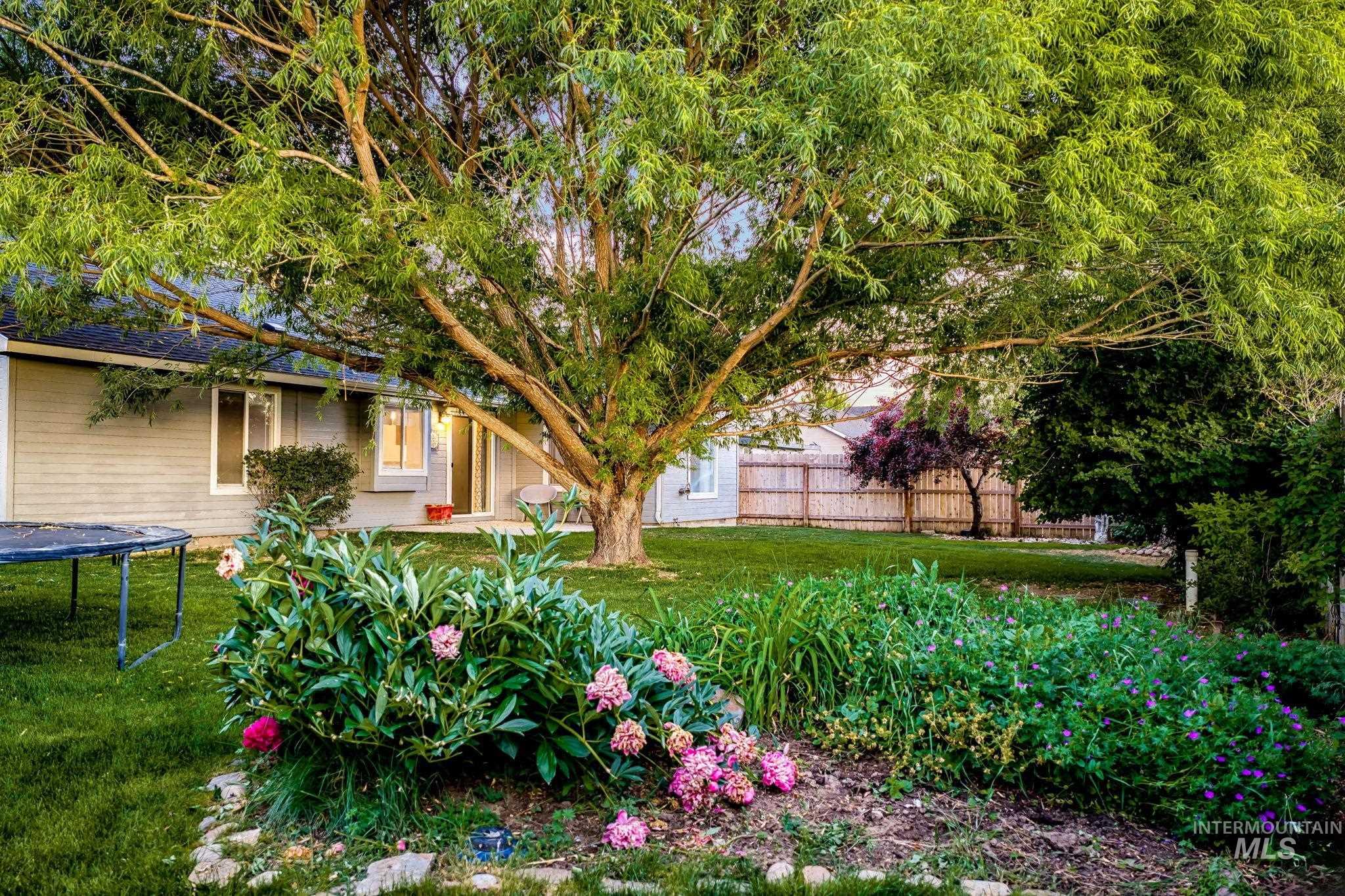 899 Blue Grass Way, Middleton, Idaho 83644, 3 Bedrooms, 2 Bathrooms, Residential For Sale, Price $399,990,MLS 98989967