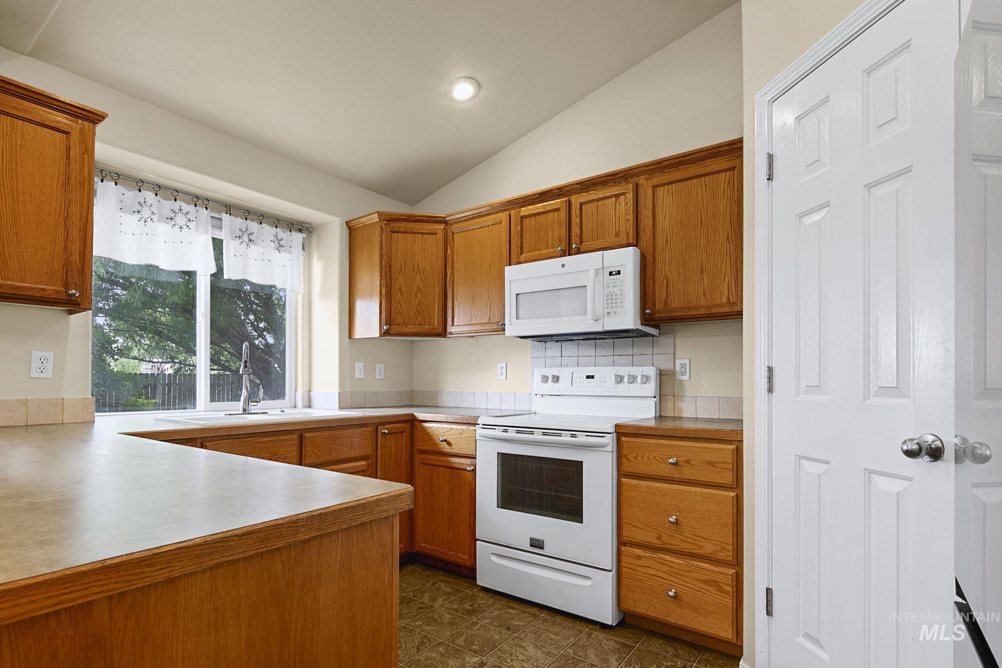 899 Blue Grass Way, Middleton, Idaho 83644, 3 Bedrooms, 2 Bathrooms, Residential For Sale, Price $399,990,MLS 98989967