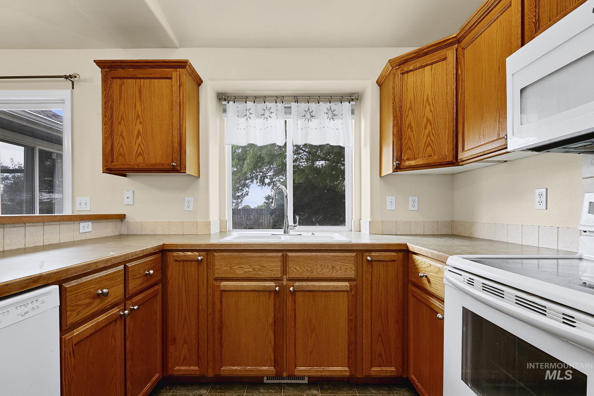 899 Blue Grass Way, Middleton, Idaho 83644, 3 Bedrooms, 2 Bathrooms, Residential For Sale, Price $399,990,MLS 98989967