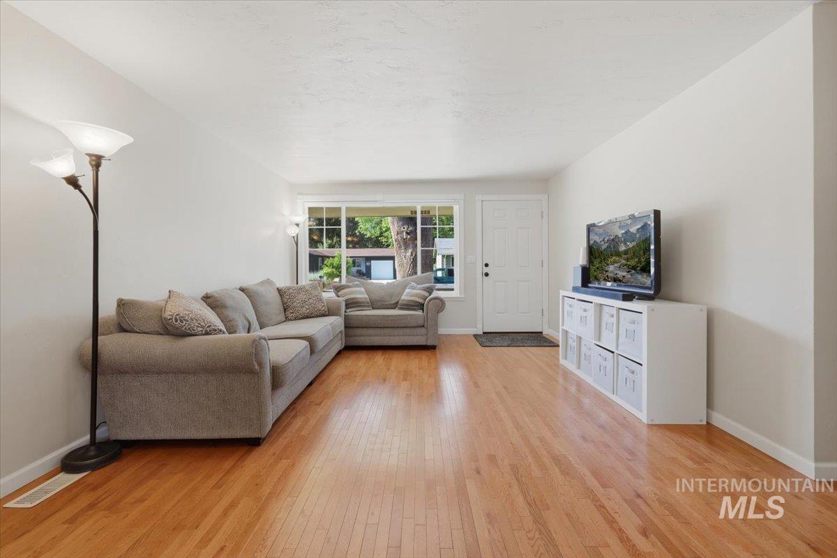 3900 W Pine Ave, Boise, Idaho 83703, 4 Bedrooms, 2 Bathrooms, Residential For Sale, Price $624,500,MLS 98989986