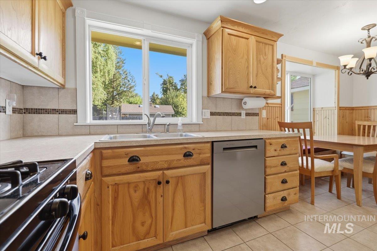 3900 W Pine Ave, Boise, Idaho 83703, 4 Bedrooms, 2 Bathrooms, Residential For Sale, Price $624,500,MLS 98989986