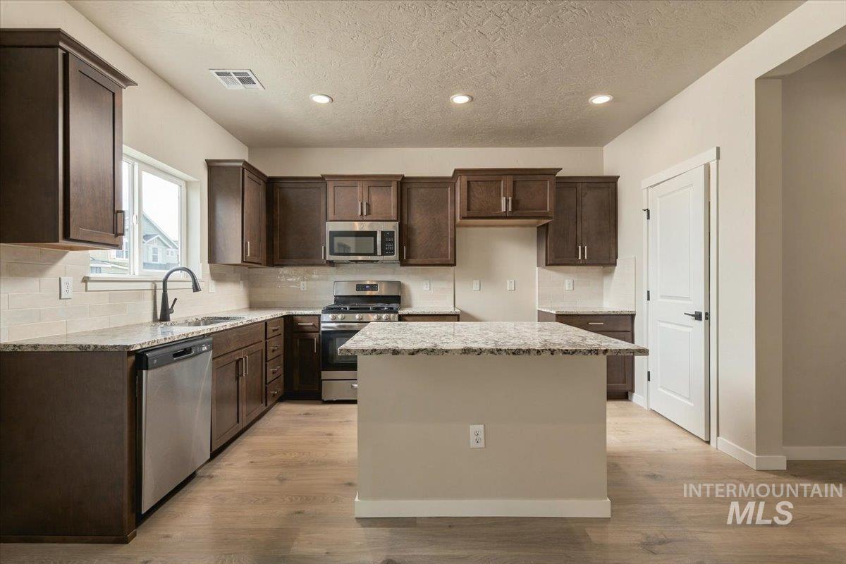 9524 S Stonefly Ave., Kuna, Idaho 83634, 3 Bedrooms, 2.5 Bathrooms, Residential For Sale, Price $429,990,MLS 98989988