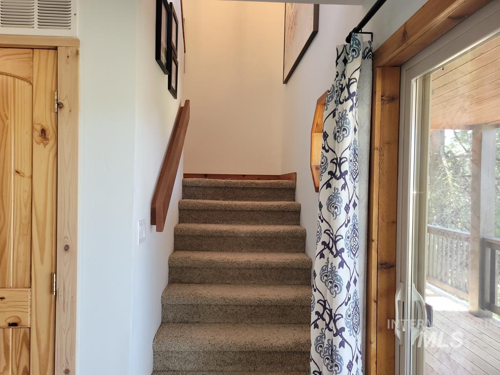10346 Emma Loop, Cascade, Idaho 83611, 3 Bedrooms, 2 Bathrooms, Residential For Sale, Price $759,900,MLS 98989994