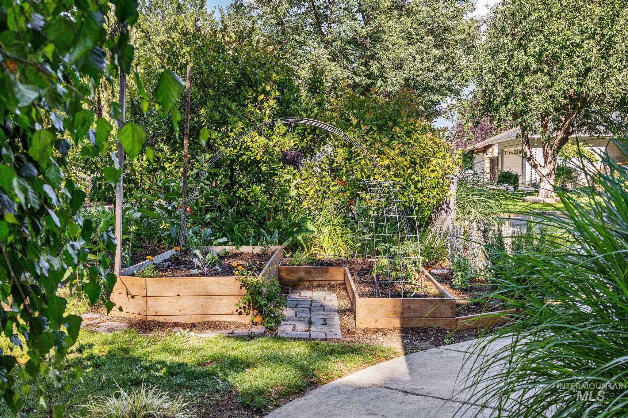 3511 N Barberry Dr, Boise, Idaho 83703, 3 Bedrooms, 2 Bathrooms, Residential For Sale, Price $675,000,MLS 98990016