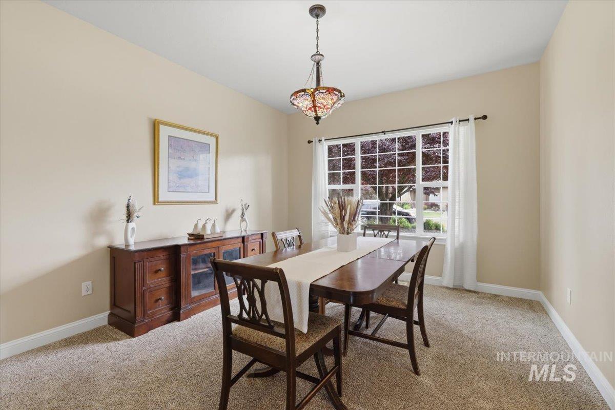 2211 W Grassy Branch Dr., Meridian, Idaho 83646, 5 Bedrooms, 3.5 Bathrooms, Residential For Sale, Price $675,000,MLS 98990055