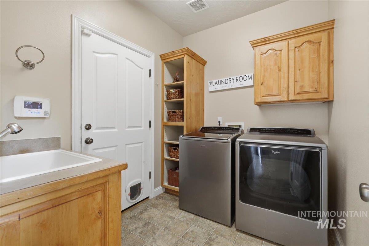 2211 W Grassy Branch Dr., Meridian, Idaho 83646, 5 Bedrooms, 3.5 Bathrooms, Residential For Sale, Price $675,000,MLS 98990055