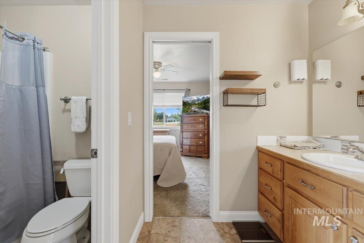 2211 W Grassy Branch Dr., Meridian, Idaho 83646, 5 Bedrooms, 3.5 Bathrooms, Residential For Sale, Price $675,000,MLS 98990055