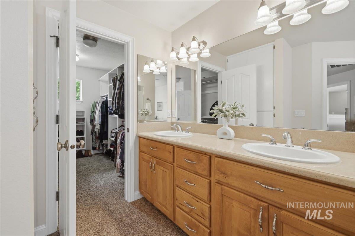 2211 W Grassy Branch Dr., Meridian, Idaho 83646, 5 Bedrooms, 3.5 Bathrooms, Residential For Sale, Price $675,000,MLS 98990055