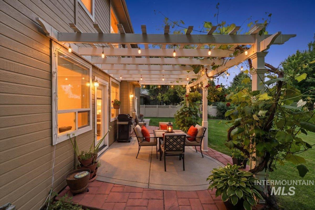 2211 W Grassy Branch Dr., Meridian, Idaho 83646, 5 Bedrooms, 3.5 Bathrooms, Residential For Sale, Price $675,000,MLS 98990055