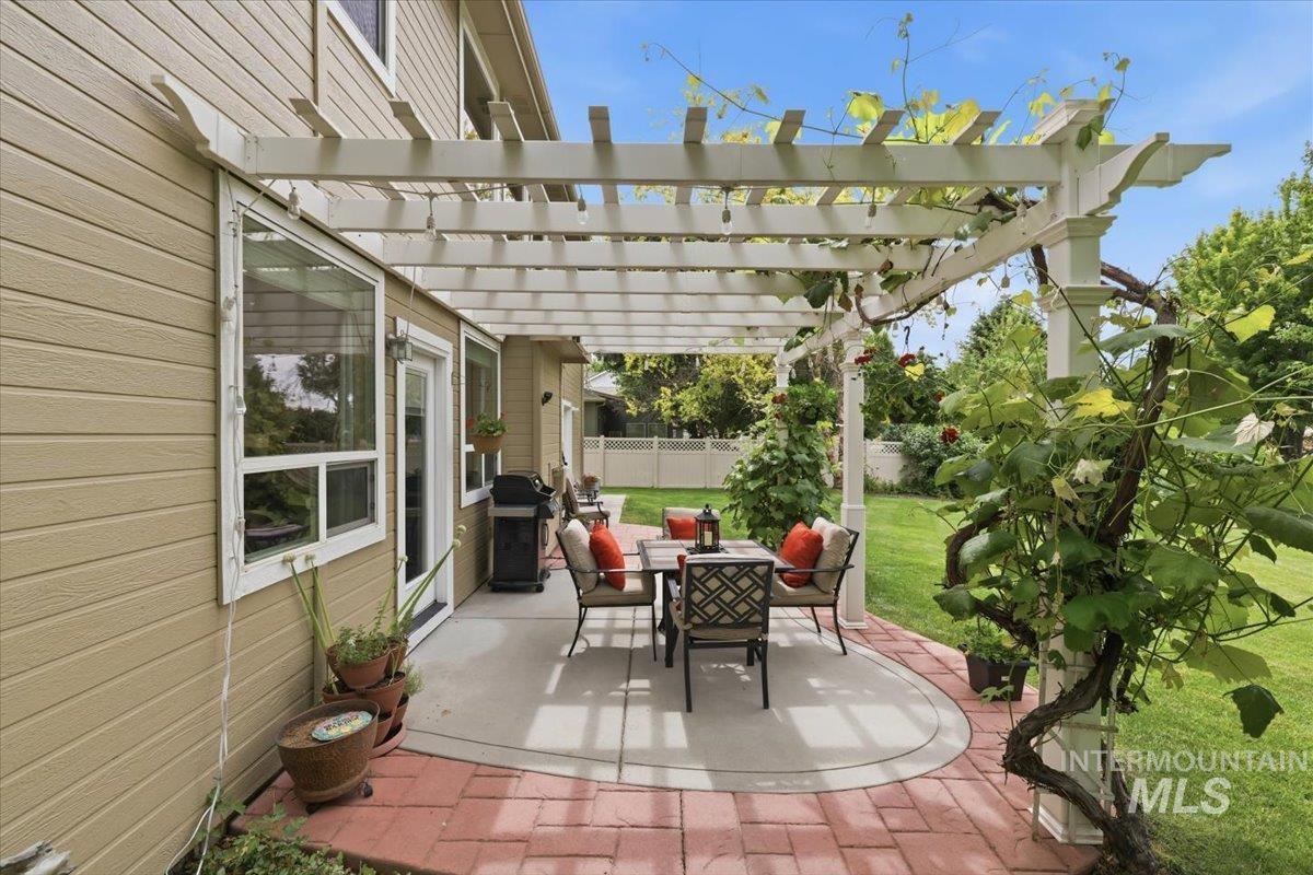 2211 W Grassy Branch Dr., Meridian, Idaho 83646, 5 Bedrooms, 3.5 Bathrooms, Residential For Sale, Price $675,000,MLS 98990055