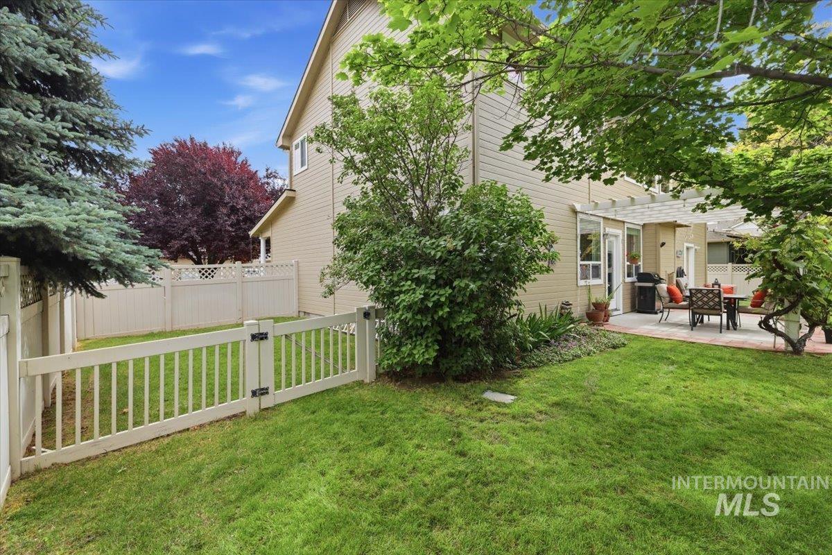 2211 W Grassy Branch Dr., Meridian, Idaho 83646, 5 Bedrooms, 3.5 Bathrooms, Residential For Sale, Price $675,000,MLS 98990055