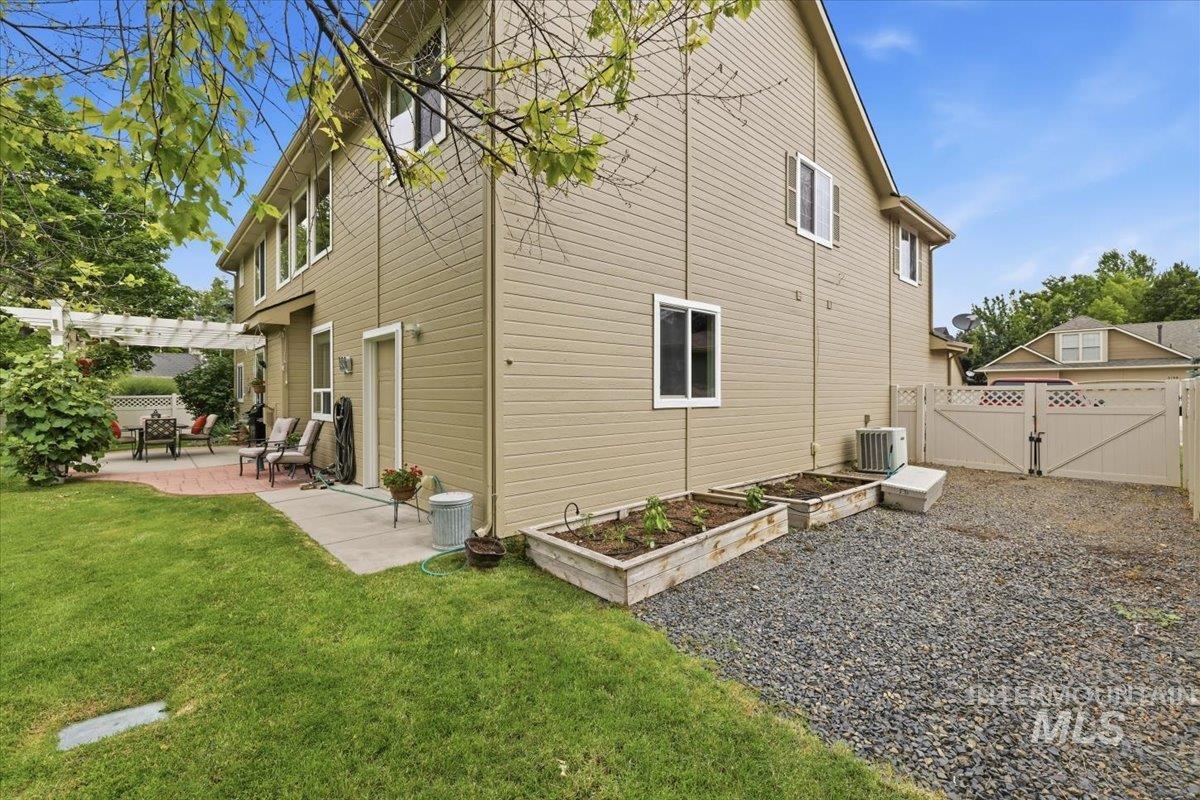 2211 W Grassy Branch Dr., Meridian, Idaho 83646, 5 Bedrooms, 3.5 Bathrooms, Residential For Sale, Price $675,000,MLS 98990055