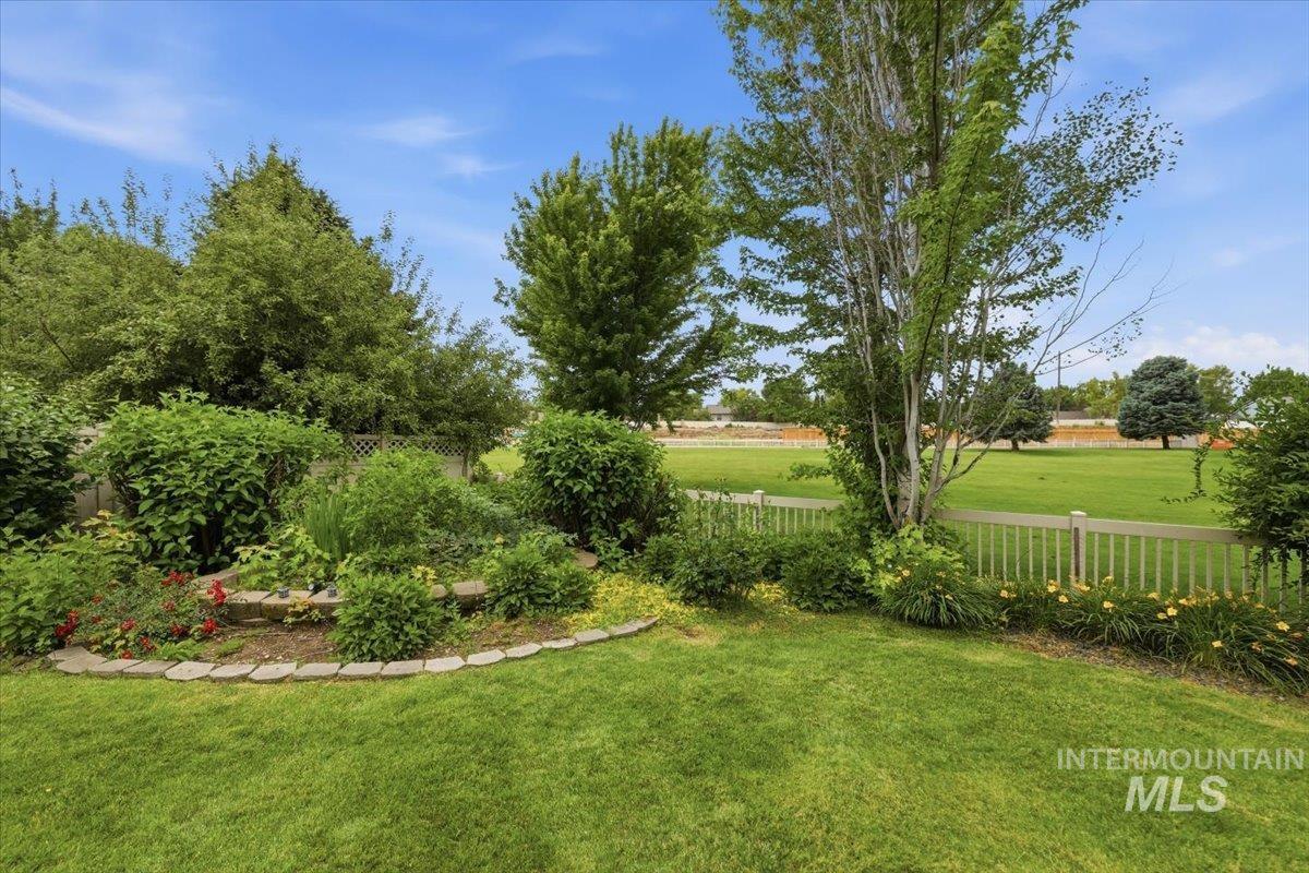 2211 W Grassy Branch Dr., Meridian, Idaho 83646, 5 Bedrooms, 3.5 Bathrooms, Residential For Sale, Price $675,000,MLS 98990055