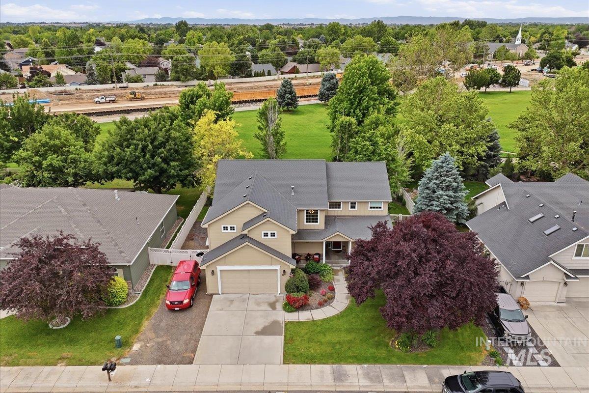 2211 W Grassy Branch Dr., Meridian, Idaho 83646, 5 Bedrooms, 3.5 Bathrooms, Residential For Sale, Price $675,000,MLS 98990055