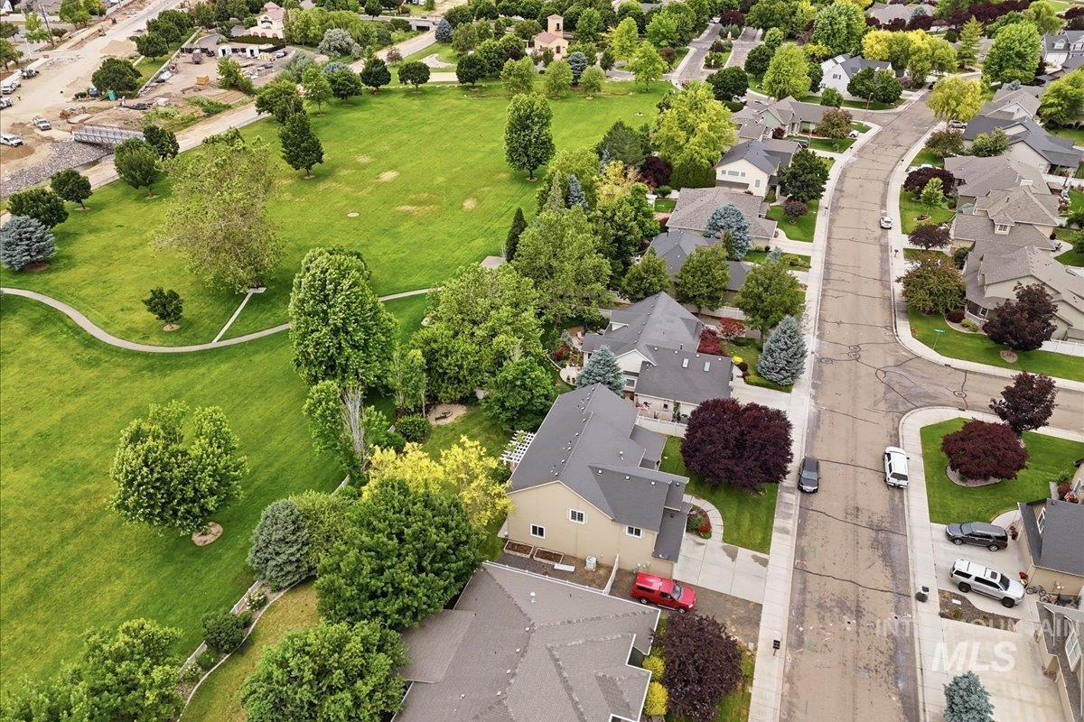 2211 W Grassy Branch Dr., Meridian, Idaho 83646, 5 Bedrooms, 3.5 Bathrooms, Residential For Sale, Price $675,000,MLS 98990055