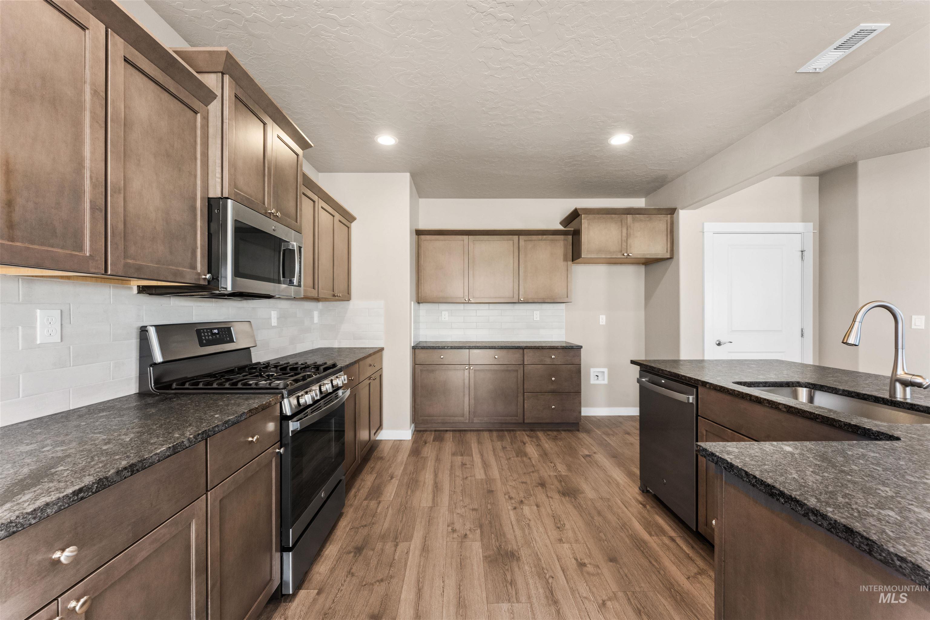 10326 W Trident Ridge Dr, Star, Idaho 83669, 3 Bedrooms, 2.5 Bathrooms, Residential For Sale, Price $589,000,MLS 98990057
