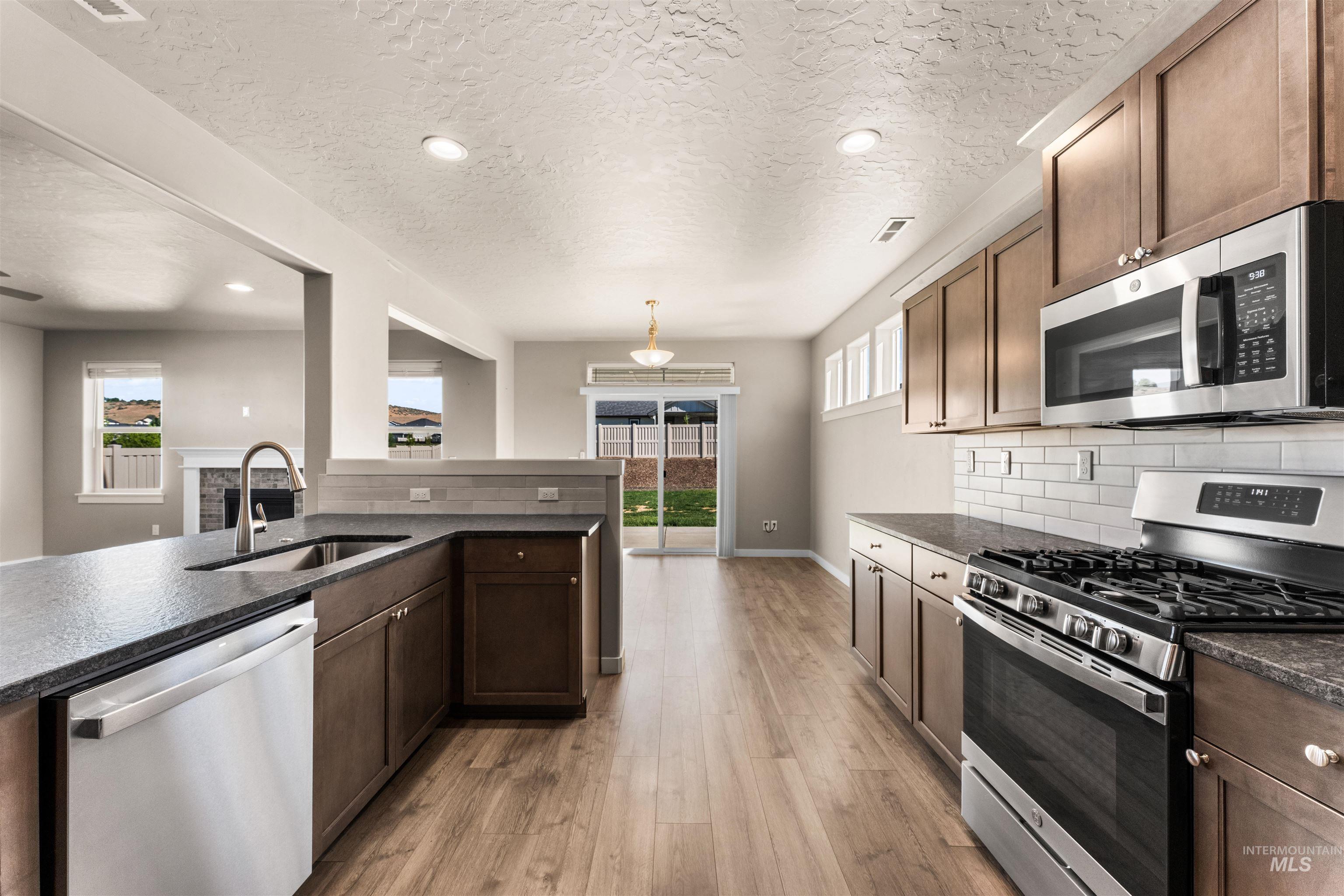 10326 W Trident Ridge Dr, Star, Idaho 83669, 3 Bedrooms, 2.5 Bathrooms, Residential For Sale, Price $589,000,MLS 98990057