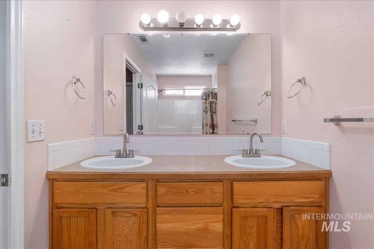 211 Silver Sage Way, Homedale, Idaho 83628, 3 Bedrooms, 2 Bathrooms, Residential For Sale, Price $334,900, 98990060