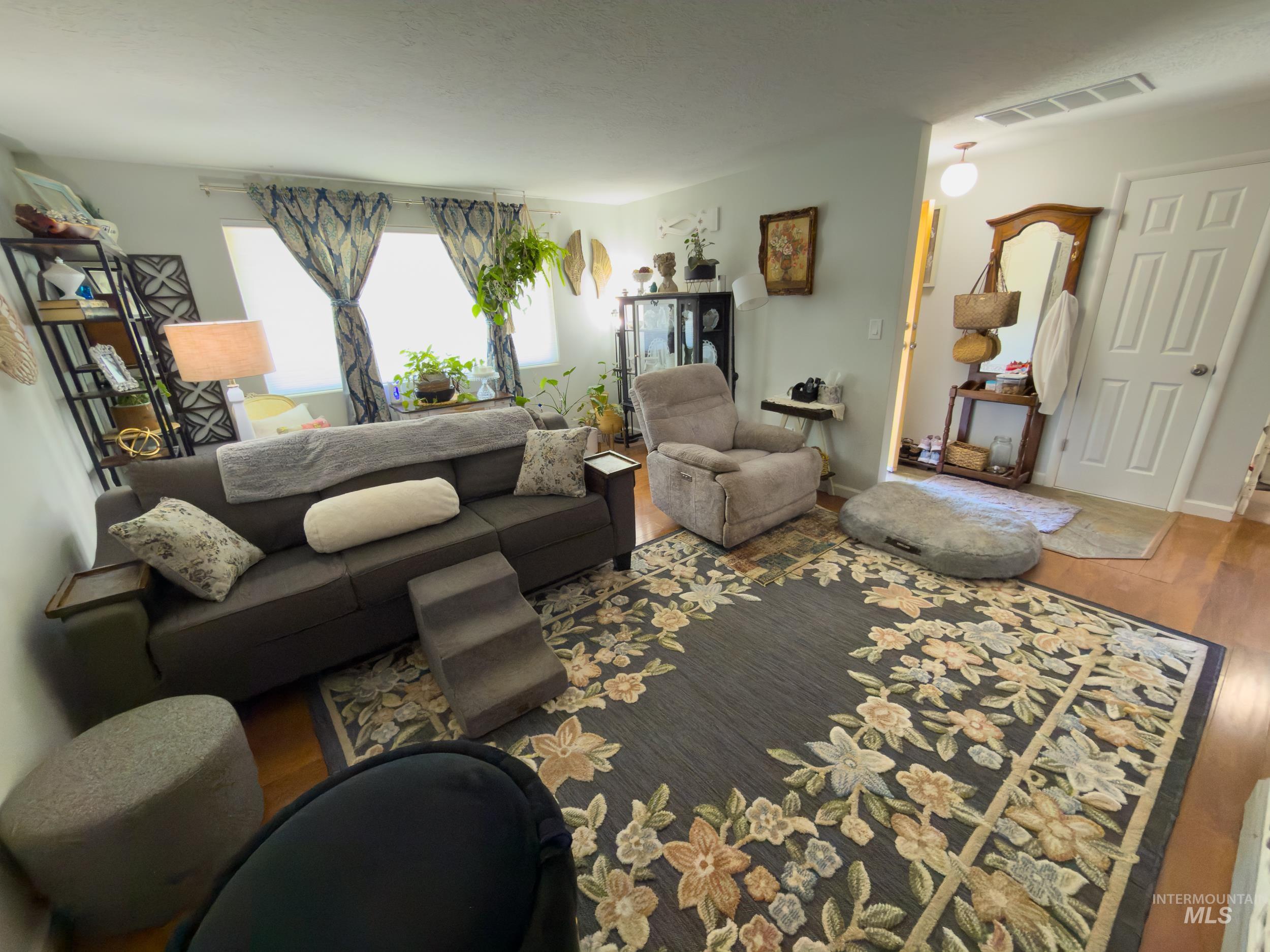 1205 N Cumberland Dr, Boise, Idaho 83704, 3 Bedrooms, 1.5 Bathrooms, Residential For Sale, Price $459,999,MLS 98990069