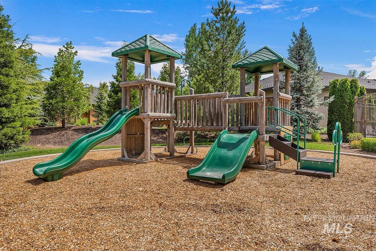 727 E Brooktrail Ln, Eagle, Idaho 83616, 3 Bedrooms, 2.5 Bathrooms, Residential For Sale, Price $779,000,MLS 98990077