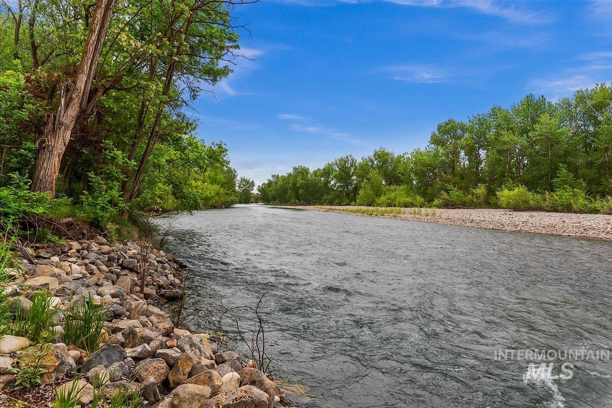 727 E Brooktrail Ln, Eagle, Idaho 83616, 3 Bedrooms, 2.5 Bathrooms, Residential For Sale, Price $779,000,MLS 98990077