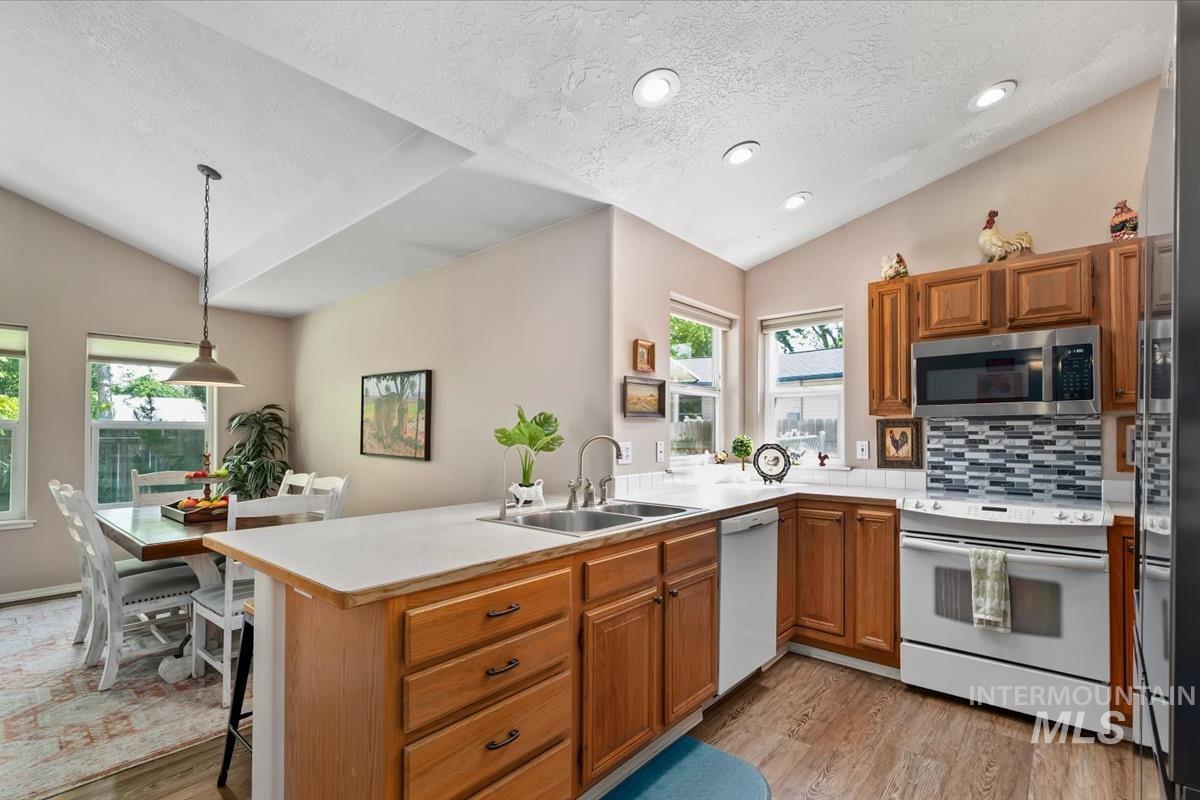 11884 W Driftwood Ct, Boise, Idaho 83713, 3 Bedrooms, 2 Bathrooms, Residential For Sale, Price $475,000,MLS 98990082