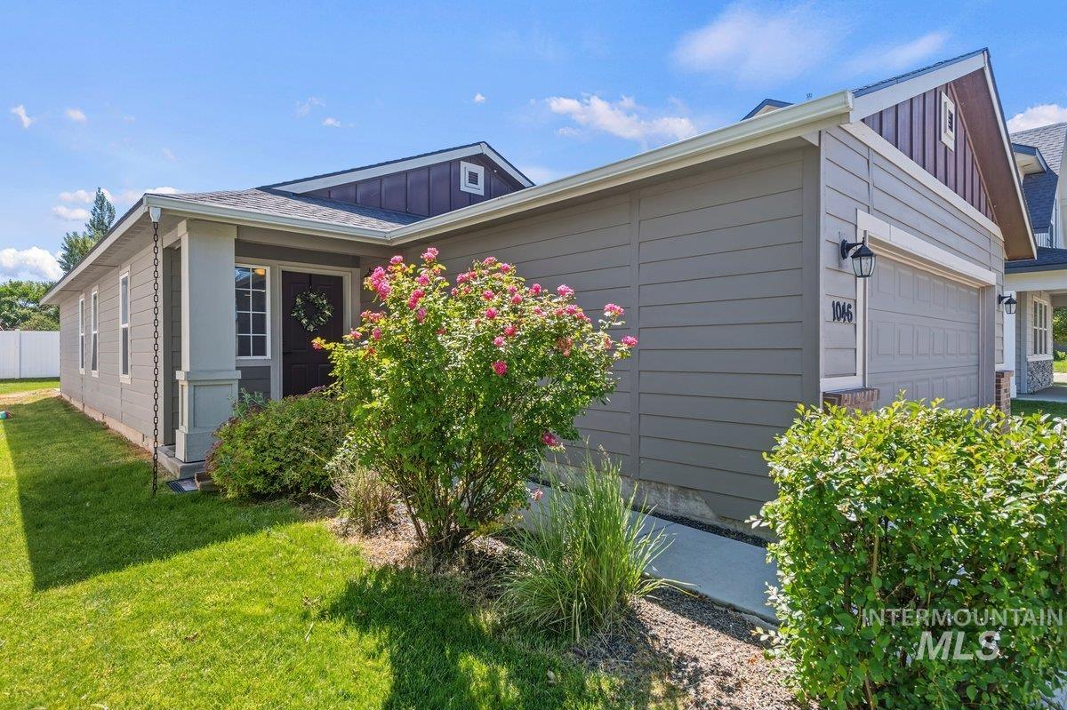 1046 S Red Sand Ave, Kuna, Idaho 83634-4000, 3 Bedrooms, 2 Bathrooms, Residential For Sale, Price $395,000, 98990083