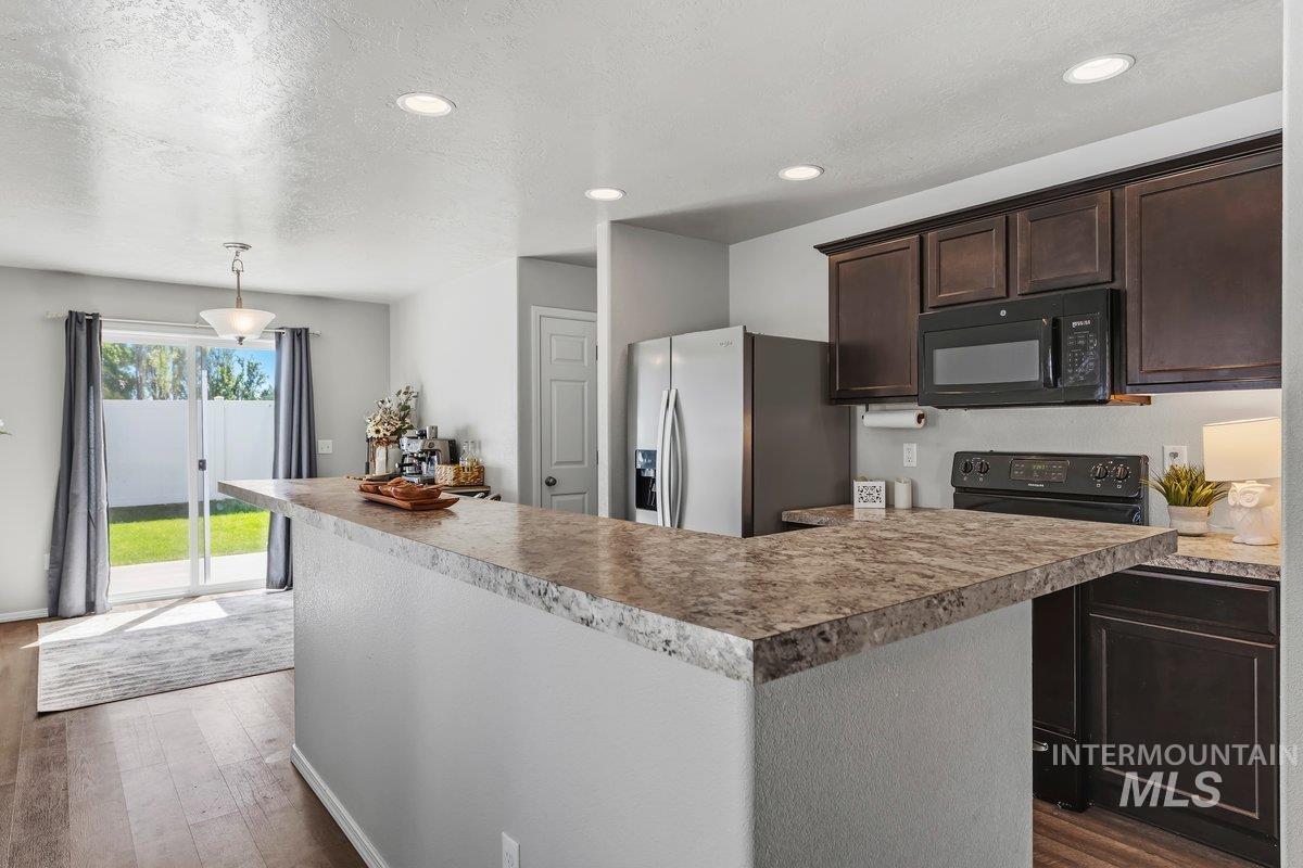 1046 S Red Sand Ave, Kuna, Idaho 83634-4000, 3 Bedrooms, 2 Bathrooms, Residential For Sale, Price $395,000, 98990083