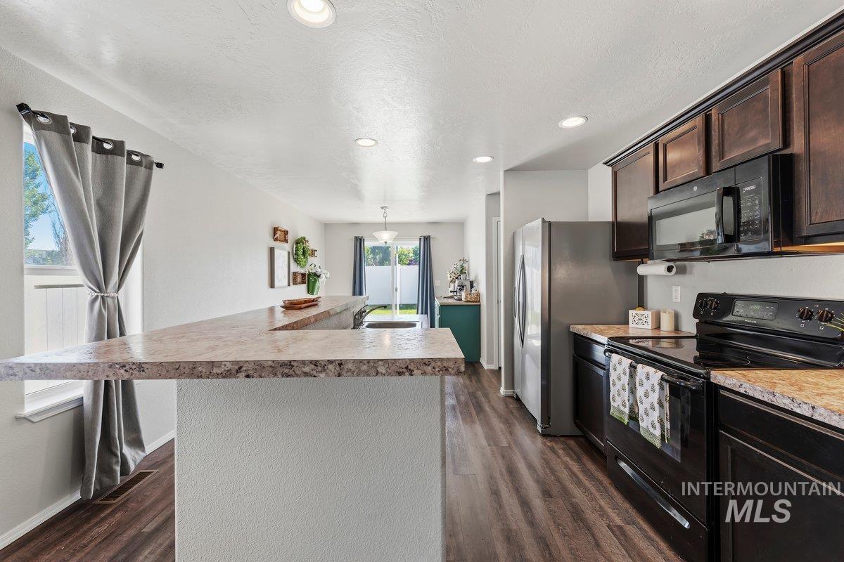 1046 S Red Sand Ave, Kuna, Idaho 83634-4000, 3 Bedrooms, 2 Bathrooms, Residential For Sale, Price $395,000, 98990083