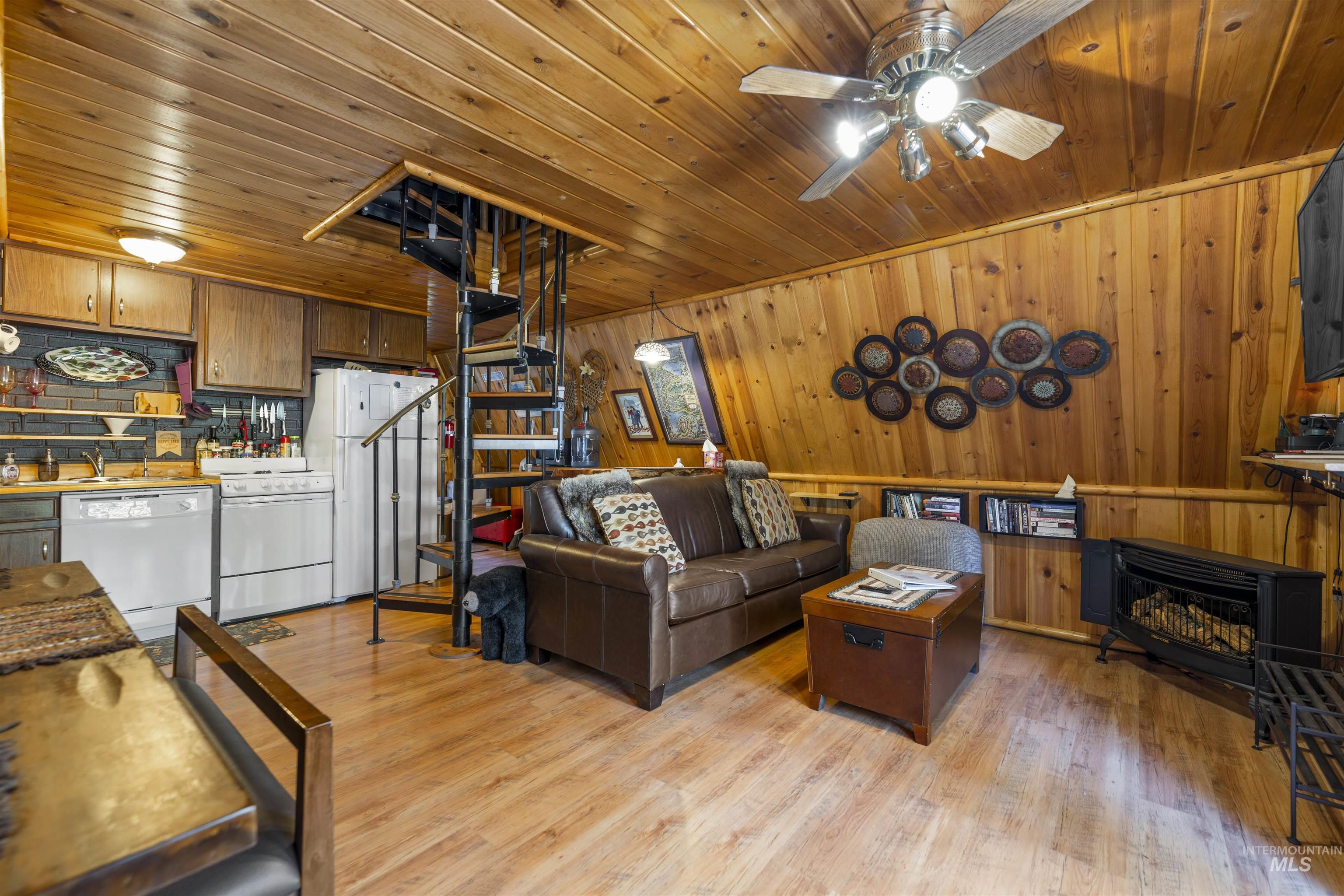 2047 Ferndale Way, McCall, Idaho 83638, 2 Bedrooms, 1 Bathroom, Residential For Sale, Price $725,000,MLS 98990108