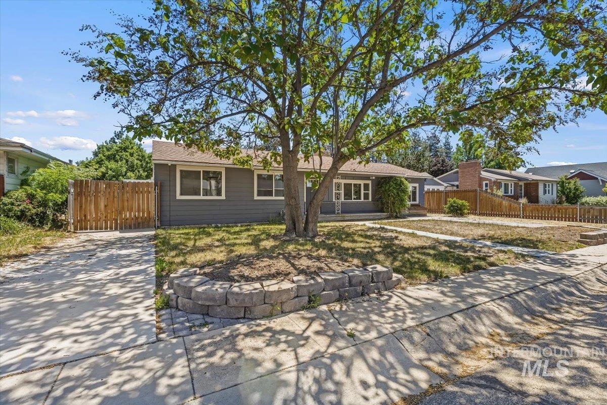 820 N Baker St, Boise, Idaho 83706, 3 Bedrooms, 1.5 Bathrooms, Residential For Sale, Price $429,000,MLS 98990113