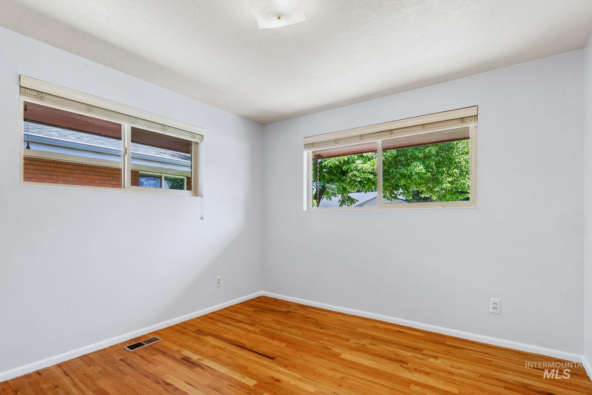 5932 W Poplar dr., Boise, Idaho 83704, 4 Bedrooms, 2 Bathrooms, Residential For Sale, Price $679,000,MLS 98990115